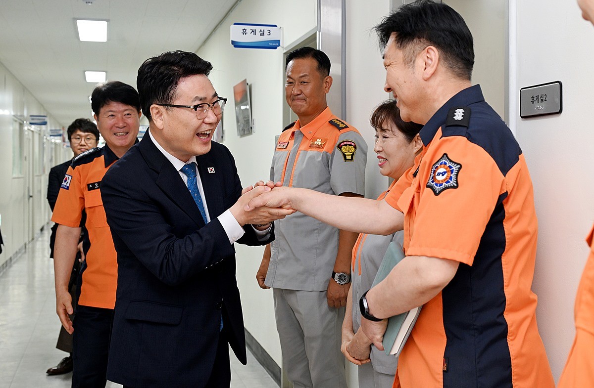 김원기 의정부시장이 7월 21일 경기북부소방재난본부와 의정부소방서를 차례로 방문해 기관 운영 현황을 공유하고 재난 대응 협력 체계 강화를 위한 현장 소통에 나섰다