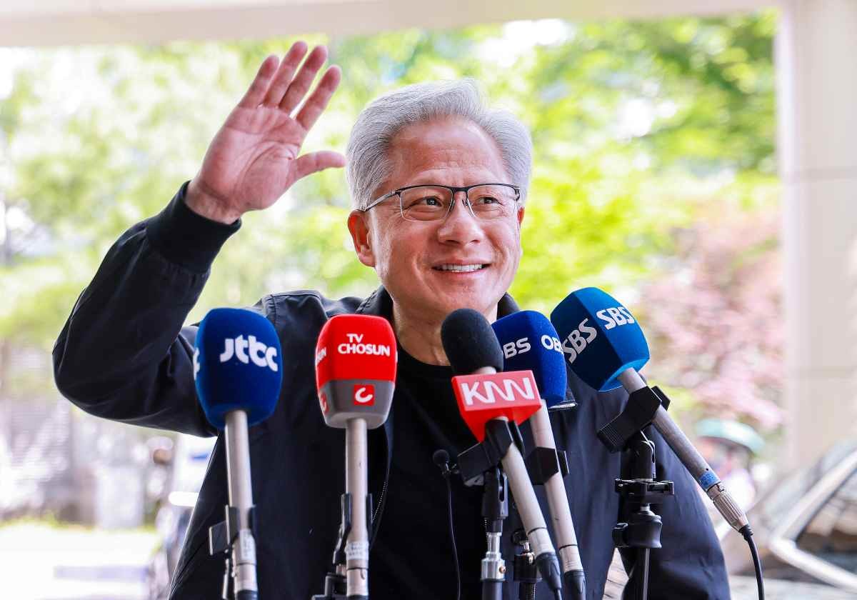젠슨 황 엔비디아 최고경영자(CEO)가 지난달 9일 서울 강서구 서울김포비즈니스항공센터(SGBAC)를 통해 출국 전 취재진들에게 인사하고 있다. / 뉴스1