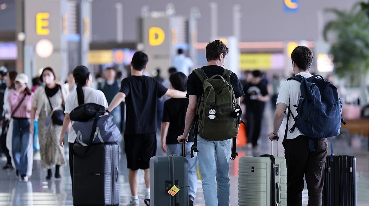 인천국제공항 제2여객터미널이 여객들로 북적이고 있다 / 뉴스1