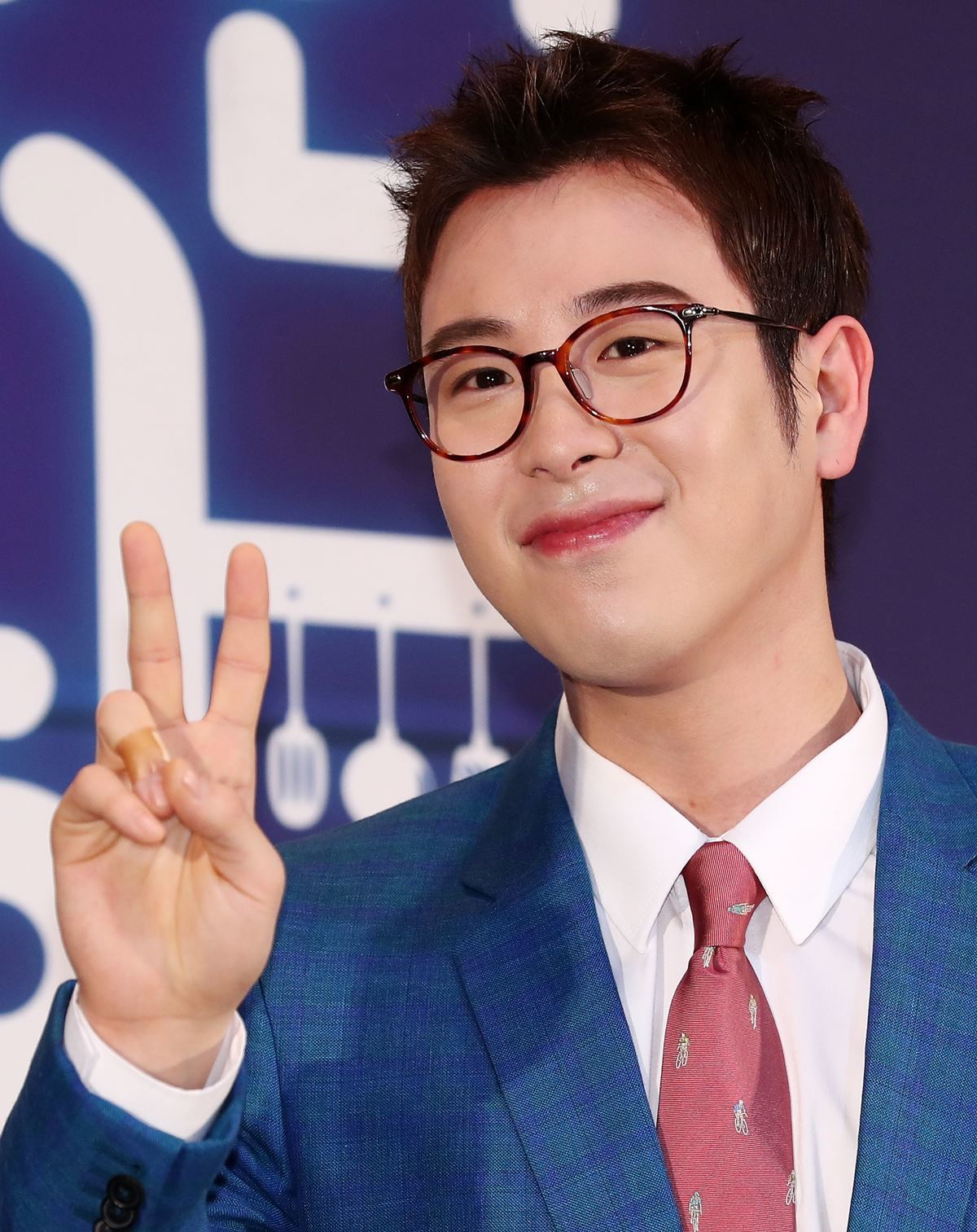 가수 겸 배우 피오 자료 사진. 22일 뉴시스 보도에 따르면 피오는 지난 19일 오후 9시 56분쯤 제주의 한 길거리에서 차량에 치이는 사고를 당한 것으로 전해졌다. 피오는 신고를 받고 출동한 소방 당국에 의해 제주에 있는 한 종합병원 응급실로 이송된 것으로 전해졌다. 당시 사고로 피오는 팔과 무릎 등을 다친 것으로 파악됐다. 다행히 생명에 지장은 없는 것으로 전해졌다. 피오는 당시 제주에서 길을 건너다 승용차와 부딪힌 것으로 전해졌다. 이와 관련해 매체는 '피오는 제주에 지인과 휴가를 온 것으로 파악됐으나 정확한 일정은 확인되지 않았다'라고 전했다. / 연합뉴스