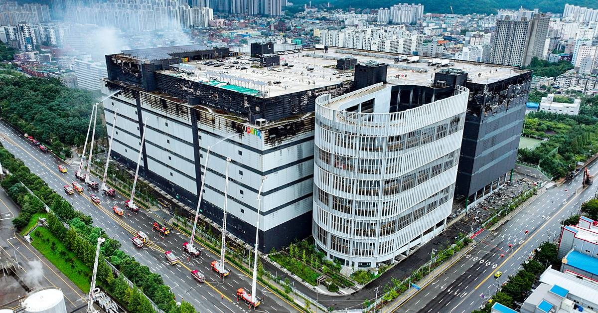 전날 인천 서해구 석남동 쿠팡32물류센터 화재 현장에서 소방 관계자들이 진화작업을 하고 있다 / 뉴스1