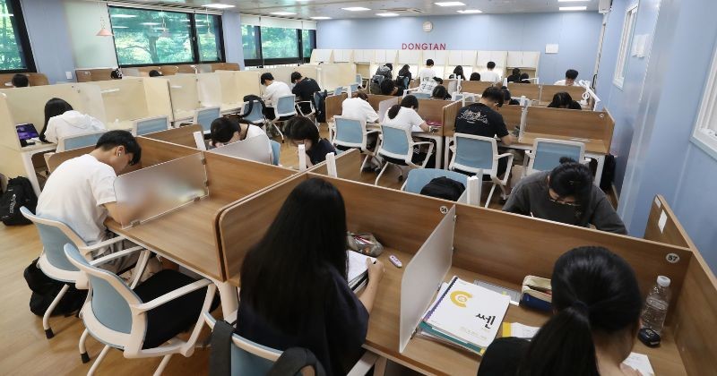 칸막이가 설치된 좌석에서 이용객들이 공부에 집중하고 있다. 스터디카페는 학습과 자격증 준비를 위한 대표적인 목적형 공간으로 자리 잡았다. / 뉴스1