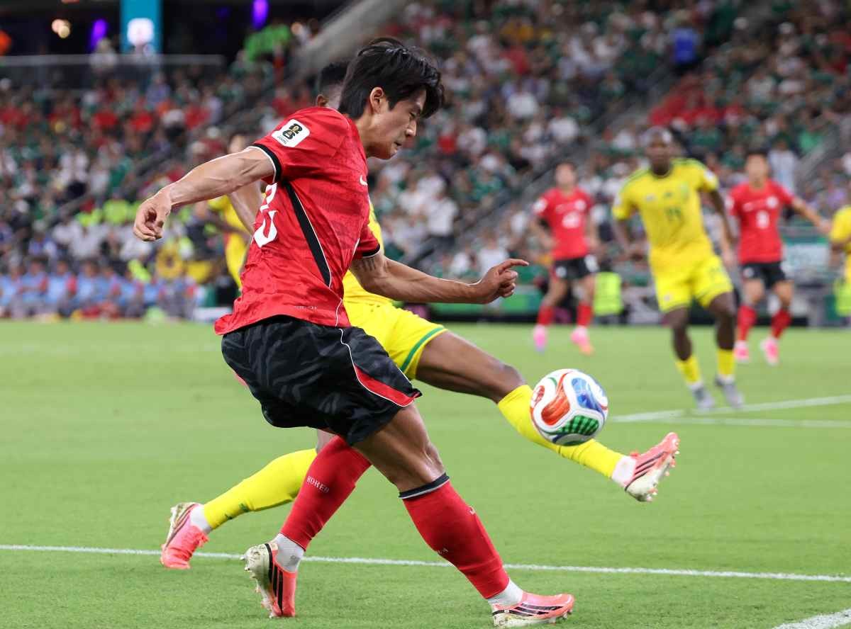 대한민국 축구국가대표팀 설영우가 지난달 24일(현지시간) 멕시코 몬테레이 스타디움에서 열린 2026 북중미 월드컵 A조 조별리그 3차전 대한민국과 남아프리카 공화국의 경기에서 크로스를 올리고 있다. / 뉴스1