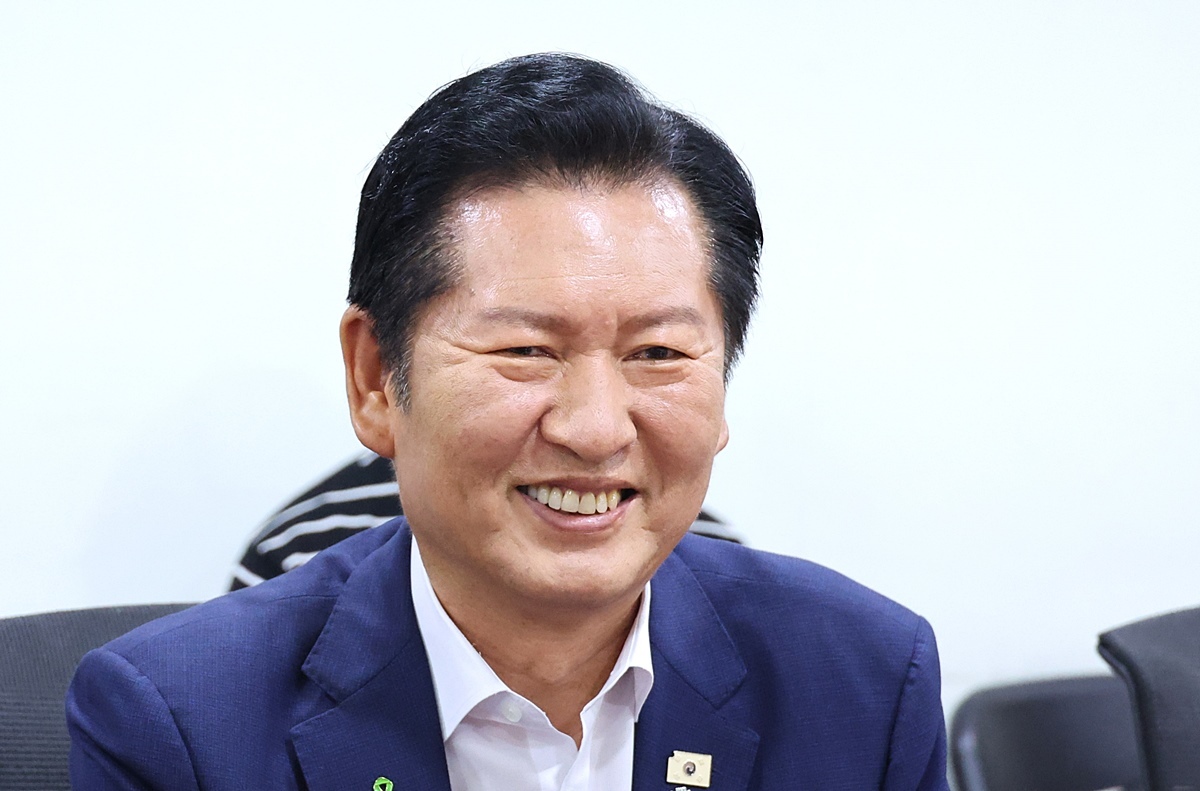 정청래 탑승 차량 가격한 50대 남성 검거…정체에 관심 쏠려