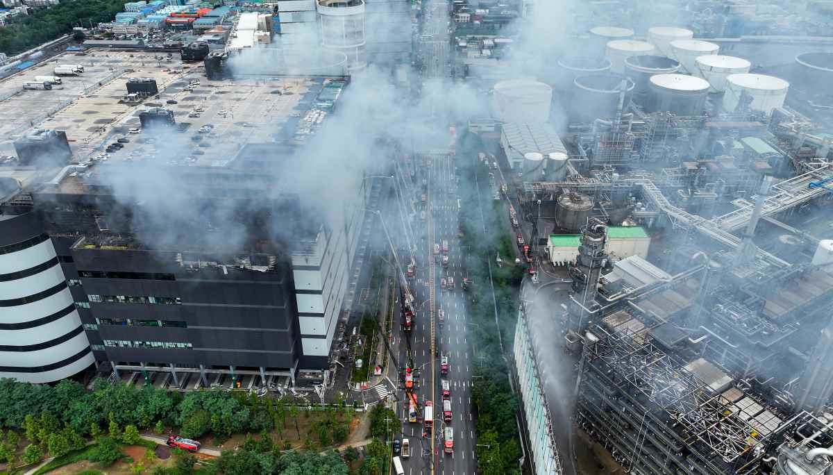 지난 20일 인천 서해구 석남동 쿠팡32물류센터에서 화재가 발생해 소방당국이 진압을 하고 있다. 지난 18일 오전로6시 54분쯤 발생한 화재는 50시간 넘게 꺼지지 않고 있다. / 뉴스1