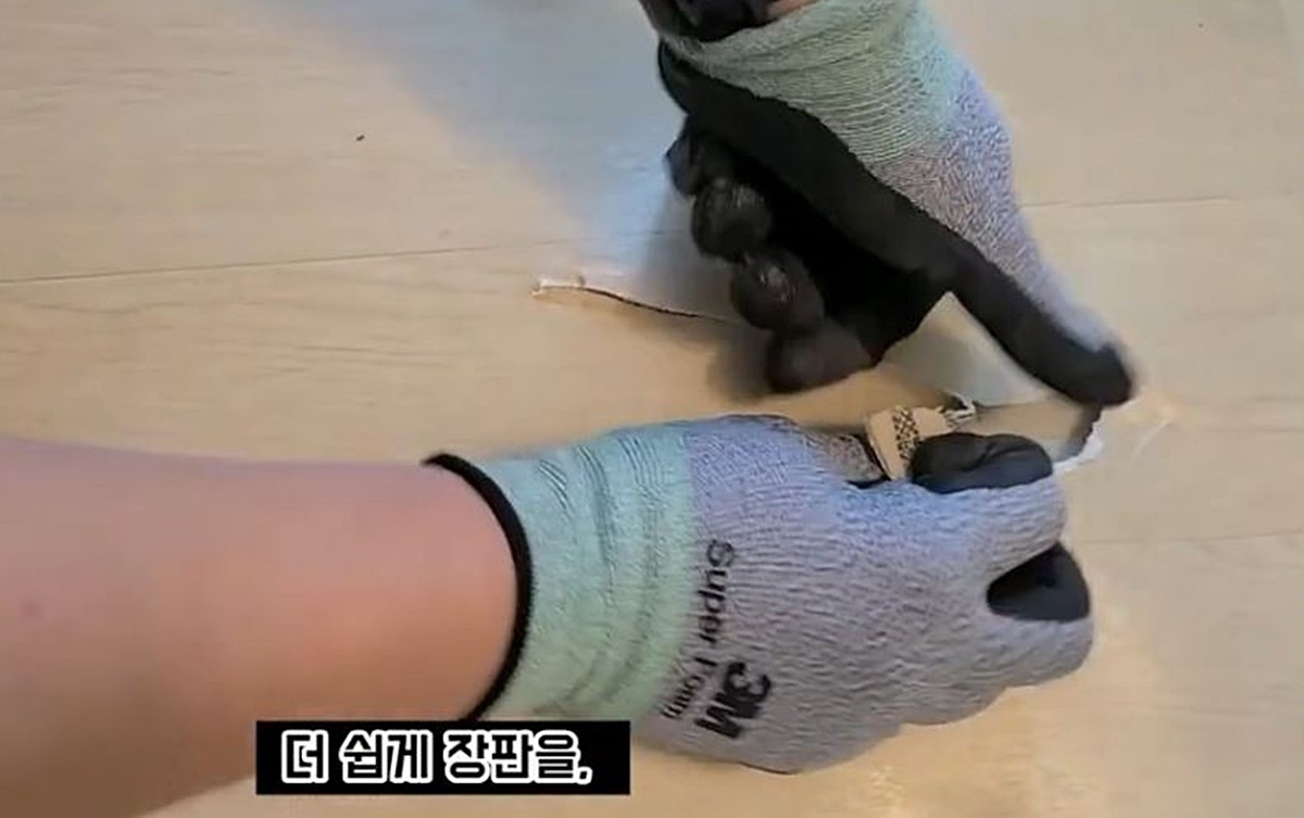 찢어진 장판을 보수하는 모습. 기사 이해를 돕기 위한 자료 사진 / 유튜브 '청소의정석'