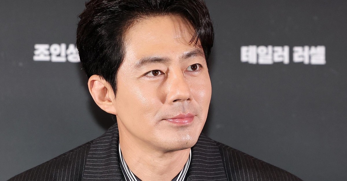 배우 조인성이 지난 6일 오후 서울 강남구 메가박스 코엑스에서 열린 영화 '호프'(HOPE) 언론시사회에 참석해 미소를 짓고 있다. '호프'는 비무장지대에 위치한 호포항 출장소장 범석(황정민 분)이 동네 청년들로부터 호랑이가 출현했다는 소식을 듣고, 마을 전체가 비상에 걸린 가운데 믿기 어려운 현실과 마주하며 벌어지는 이야기를 그린 작품이다. '추격자', '황해', '곡성'을 연출한 나홍진 감독의 신작으로, 지난 15일 개봉했다. / 뉴스1