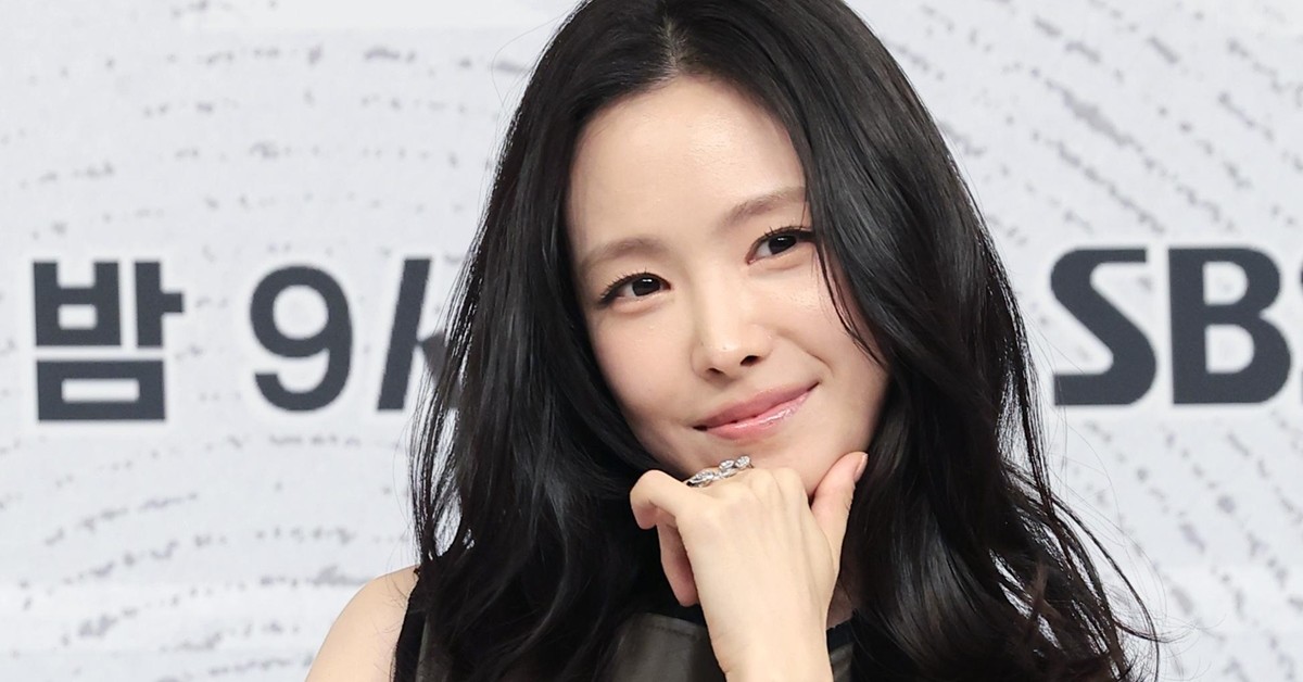 배우 손나은이 지난달 25일 오후 서울 양천구 SBS 목동 사옥에서 열린 SBS 금토드라마 ‘김부장’(극본 남대중/연출 이승영) 제작발표회에 참석해 포즈를 취하고 있다. ‘김부장’은 세상에서 가장 평범한 아빠가 하나뿐인 딸을 되찾기 위해 싸우는 복수 액션 드라마다. / 뉴스1
