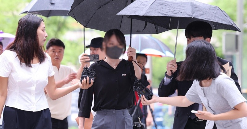 '올다르크’(올림픽공원+잔 다르크)로 불리는 30대 여성이 21일 오후 구속 전 피의자 심문(영장실질심사)을 받기 위해 서울 송파구 서울동부지방법원에 출석하고 있다. 2026.7.21/뉴스1