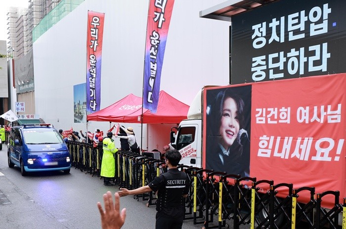 김건희 여사를 태운 호송차가 22일 경기 과천 2차 종합특검 사무실 지하주차장으로 들어서고 있다. 2차 종합특검팀(특별검사 권창영)은 이날 윤석열 전 대통령 관저 이전과 관련 특정범죄가중처벌법상 알선수재와 직권남용 혐의로 김 여사를 피의자 신분으로 소환했다. 2026.7.22/뉴스1