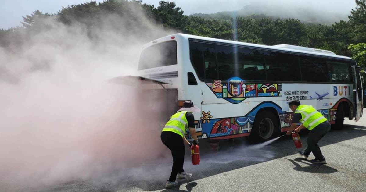 부산시설공단은 최근 태종대유원지 광장에서 항만소방서, 부산관광공사와 함께 셔틀버스 화재 상황을 가정한 합동 소방훈련을 실시했다 / 사진제공=부산시설공단