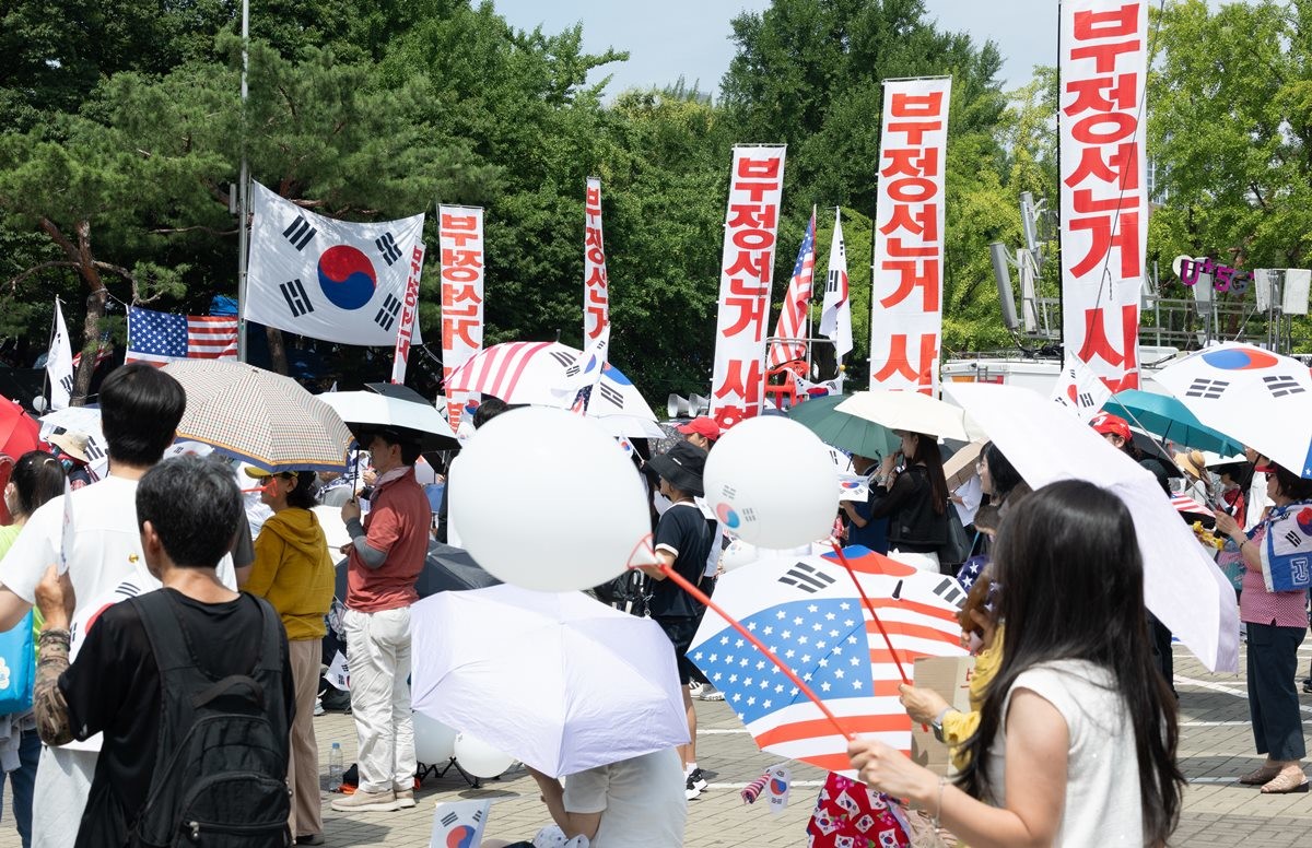 6·3 지방선거 이후 한 달 넘게 개표소 봉쇄 시위가 계속되고 있는 서울 송파구 올림픽공원 핸드볼경기장 앞 시위 현장을 찾은 시민들이 구호를 외치고 있다. 기사 이해를 돕기 위한 자료 사진. 22일 연합뉴스 보도에 따르면 서울 송파경찰서는 최근 서울 송파구 올림픽공원 내 정자에서 정체불명의 흰 가루가 담긴 비닐봉지를 발견했다. 이 정자는 '잠실 개표소 봉쇄 시위'가 벌어지고 있는 핸드볼경기장에서 약 300ｍ 떨어진 곳에 있는 것으로 파악됐다.     경찰은 마약류 여부를 더욱 정밀하게 확인하기 위해 국립과학수사원(국과수)에 검사를 의뢰한 상태다.        / 뉴스1