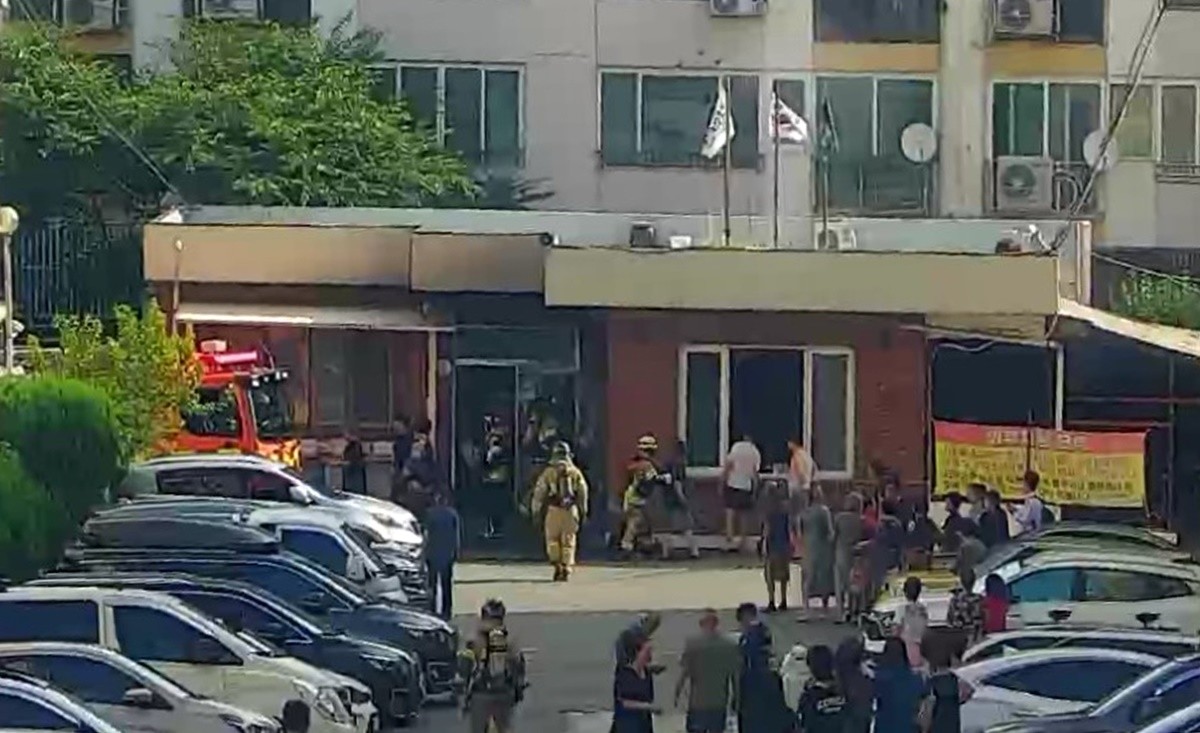 23일 오전 경북 경산시 사동에 있는 한 아파트 관리실에서 원인을 알 수 없는 화재(폭발 추정)가 발생해 관리인 등 부상자가 다수 발생해 병원으로 이송됐다.     경찰과 경산시 등은 당시 아파트 관리실 관계자들 다수가 모인 자리에서 폭발이 일어난 것으로 추정했다. 폭발 사고가 난 이 아파트에서는 이전부터 아파트 관리실과 일부 입주민 사이에 갈등이 있었던 것으로 파악됐다. 이날도 관리규약 문제로 일부 입주민과 관리실 관계자들이 회의하기 위해 모여 있었던 것으로 알려졌다.    / 경북소방본부 제공-뉴스1