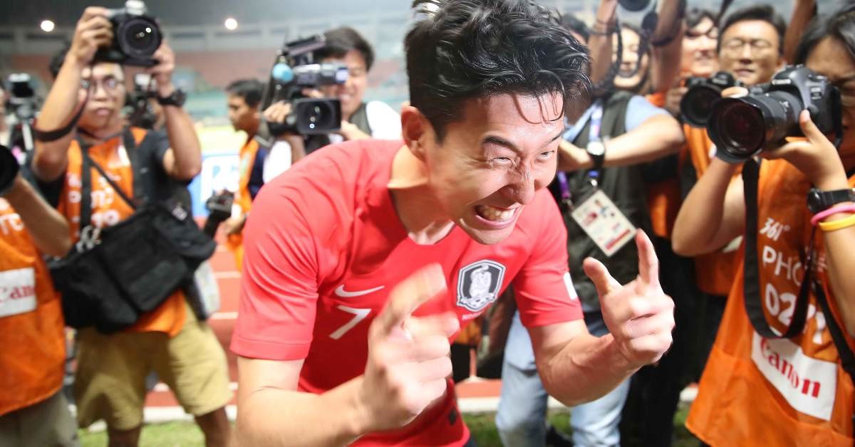 2018 자카르타·팔렘방 아시안게임 U-23 남자축구 결승전 대한민국과 일본의 경기를 마치고 손흥민이 환호하고 있다.  / 뉴스1