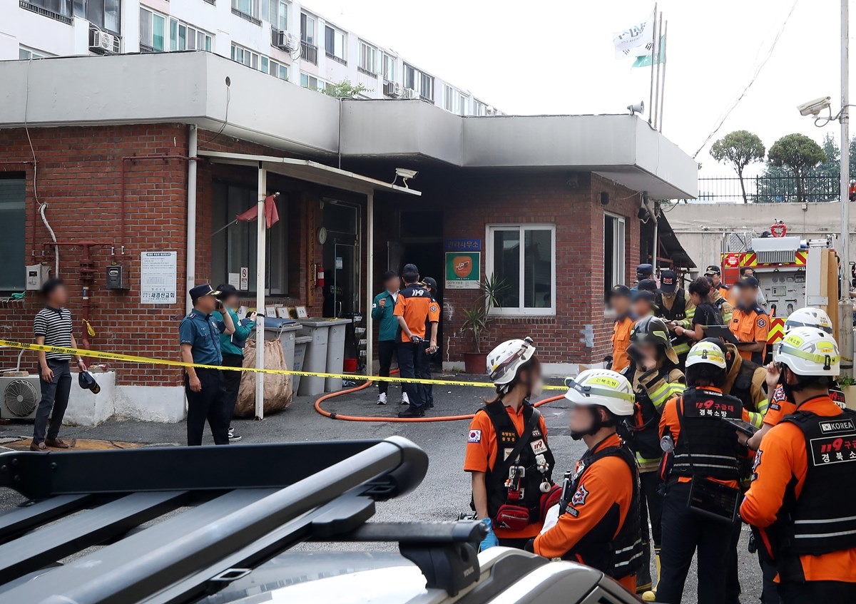 23일 오전 경북 경산시 사동에 있는 한 아파트 관리실에서 원인을 알 수 없는 화재가 발생해 관리인 등이 다쳐 병원으로 이송됐다. 경찰과 소방당국이 현장을 통제하고 있다. 경찰과 경산시 등은 당시 아파트 관리실 관계자들 다수가 모인 자리에서 폭발이 일어난 것으로 추정했다. 폭발 사고가 난 이 아파트에서는 이전부터 아파트 관리실과 일부 입주민 사이에 갈등이 있었던 것으로 파악됐다. 이날도 관리규약 문제로 일부 입주민과 관리실 관계자들이 회의하기 위해 모여 있었던 것으로 알려졌다. / 뉴스1