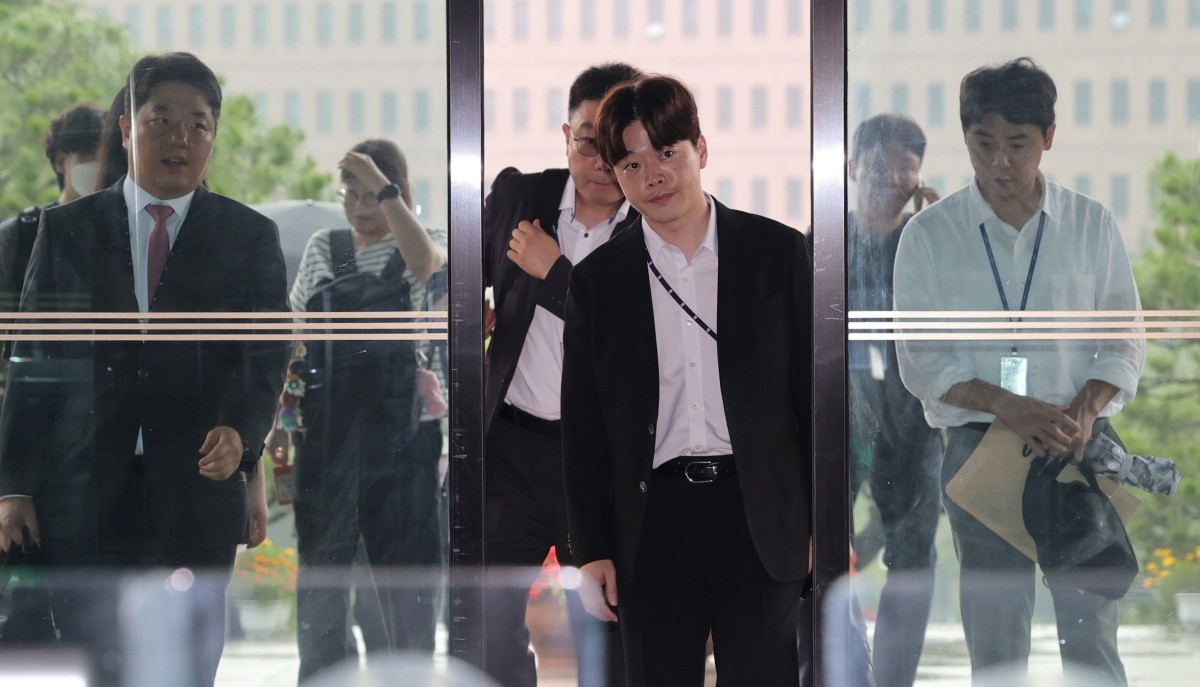 투표용지 부족 사태 진상 규명을 위한 검경 합동수사본부 관계자들이 23일 경기 과천 중앙선거관위원회에 압수수색을 위해 들어오고 있다.  합수본은 앞서 투표지 부족 사태 수사 과정에서 선관위 실무자급 직원들이 투표자 수 오입력 실수를 은폐하기 위해 전산상 통계 수치를 임의로 수정한 정황을 포착한 것으로 알려졌다 / 연합뉴스