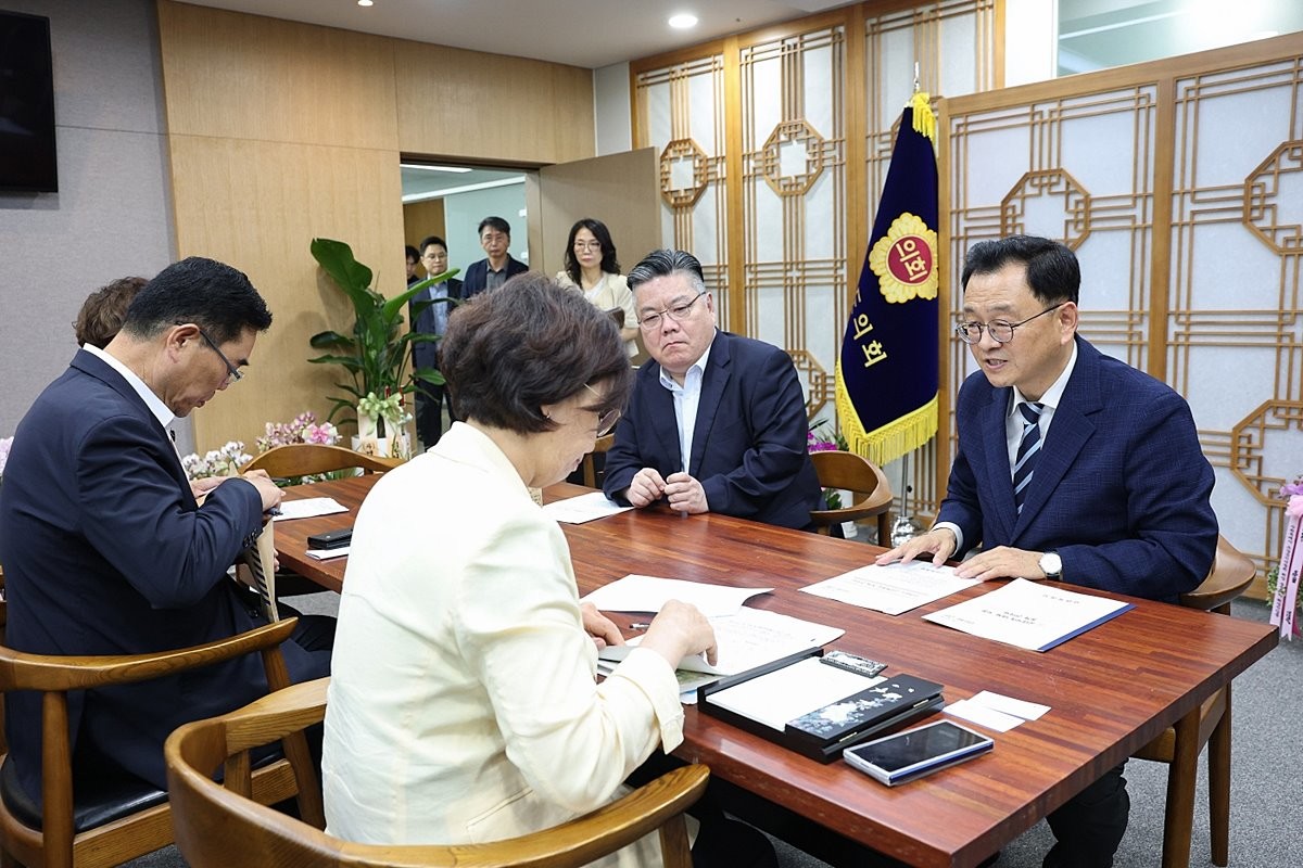 민경선 고양특례시장(오른쪽), 김미숙 경기도의회 제2부의장(앞줄 가운데)