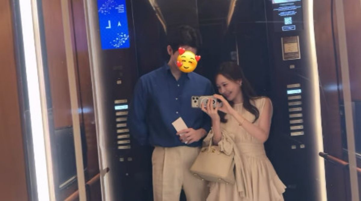 연애 사실은 아옳이 본인이 직접 인정했다. '네… 그렇죠. 연애 중입니다'라고 밝힌 뒤 '갑자기 왜 이걸 올렸는지 저도 모르겠다'며 스스로도 당황한 듯한 반응을 덧붙였다. 얼굴을 가린 사진에 팬들이 반응을 쏟아내자 '철저하게 얼굴을 가렸는데 이러시니까 영원히 얼굴을 가리게 된다'고 받아쳤고, '옳라프 기대감 절대 지켜'라는 말로 마무리했다. '옳라프'는 아옳이 팬덤의 공식 명칭으로, 남자친구 신원 공개는 없을 것임을 유머 섞인 방식으로 못 박았다. / 아옳이 인스타그램