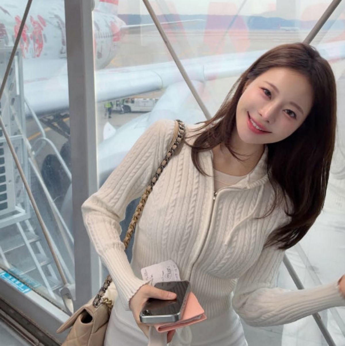 아옳이(김민영). 인플루언서 세계에서 사생활 논란은 채널 전체를 흔드는 변수가 된다. 아옳이는 이혼이라는 큰 개인사를 겪는 과정에서 상대를 향한 감정적 공격이나 폭로 없이 일관되게 차분한 태도를 유지했다. 그 결과 팬들의 반응은 이탈이 아닌 결집으로 이어졌고, 이혼 이후에도 콘텐츠 업로드 주기와 퀄리티를 흔들림 없이 유지하며 빠르게 일상 궤도로 돌아왔다. 이번 남자친구 공개 방식도 그 연장선에 있었다. / 아옳이 인스타그램