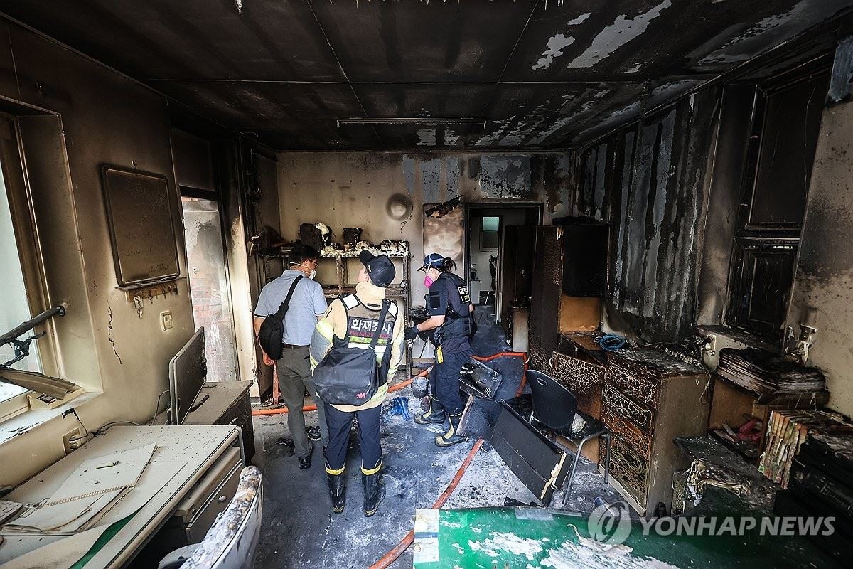 23일 오전 경북 경산시 사동 한 아파트 관리실 안에서 폭발 추정 사고가 난 가운데 당국이 화재 현장을 살펴보고 있다. / 연합뉴스