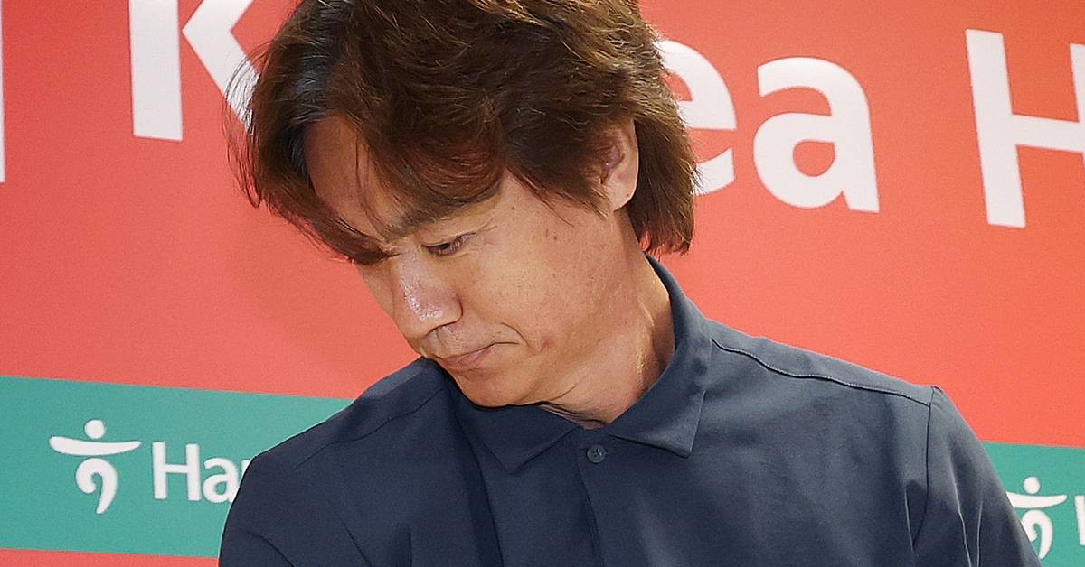 한국 축구 국가대표팀 홍명보 감독이 지난달 28일(현지시간) 멕시코 과달라하라 인근 사포판 치바스 바예 베르데 훈련장에 마련된 베이스캠프에서 열린 월드컵 결산 기자회견에서 부진에 대한 책임을 지고 감독직에서 물러나겠다는 뜻을 밝힌 뒤 자리를 이동하고 있다 / 뉴스1