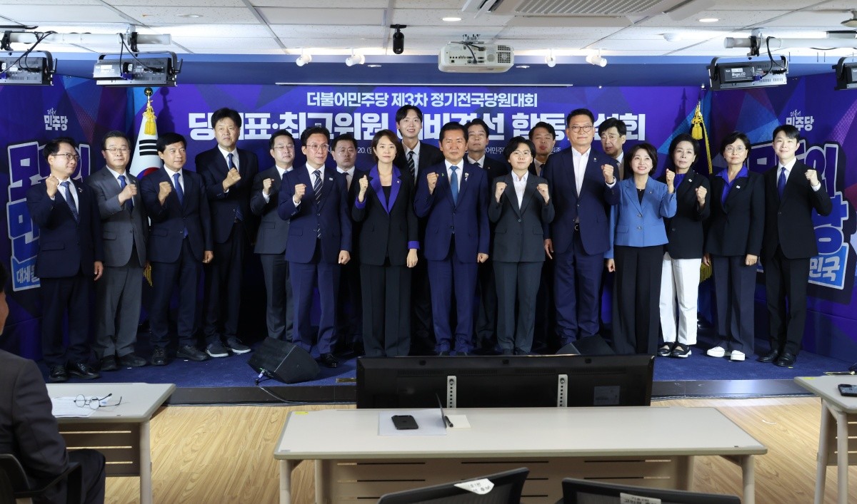 김민석·고민정·정청래·김보미·송영길 더불어민주당 당대표 후보와 최고위원 후보들이 지난 20일 서울 여의도 더불어민주당사에서 열린 당대표·최고위원 예비경선 합동연설회에서 기념 촬영을 하고 있다 / 뉴스1