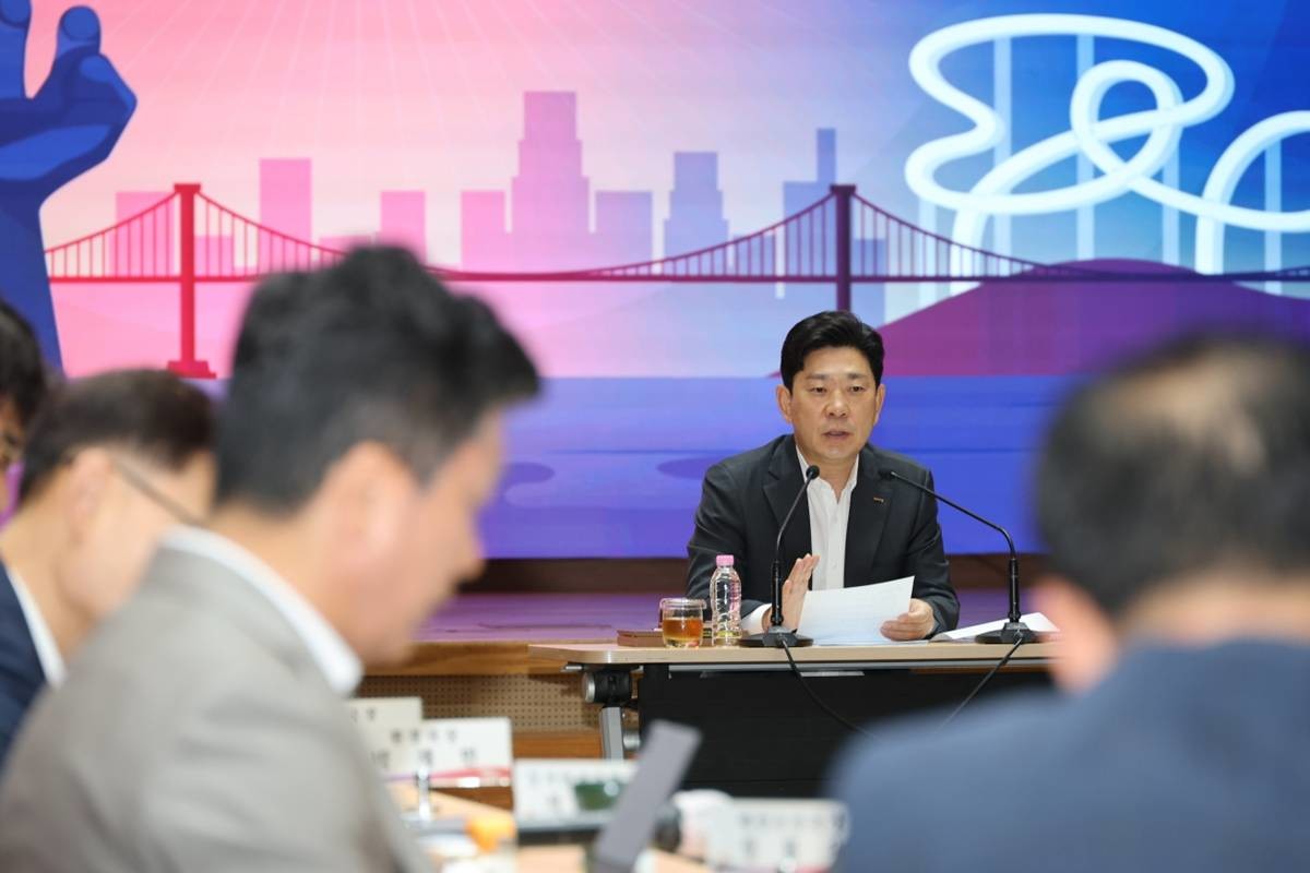포항시는 23일 시청 대회의실에서 박용선 포항시장 주재로 7월 확대간부회의를 개최하고, 주요 시정 현안을 점검하며 하반기 시정 운영 방향을 논의했다./포항시