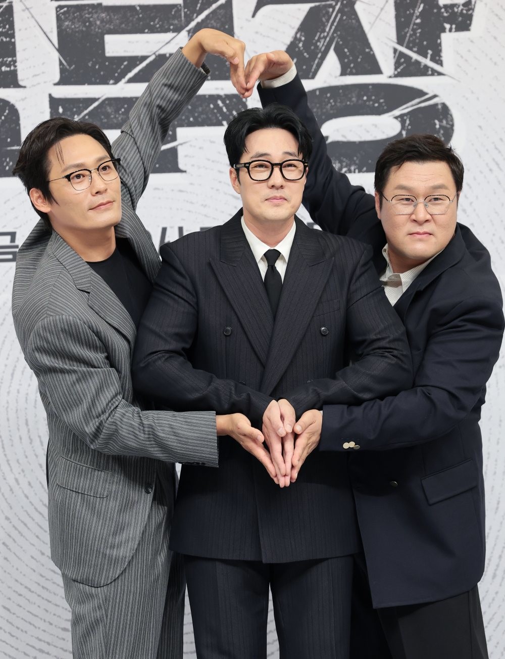 (왼쪽부터) 배우 최대훈과 소지섭, 윤경호가 6월 25일 오후 서울 양천구 SBS 목동 사옥에서 열린 SBS 금토드라마 ‘김부장’ 제작발표회에 참석해 포즈를 취하고 있다. / 뉴스1