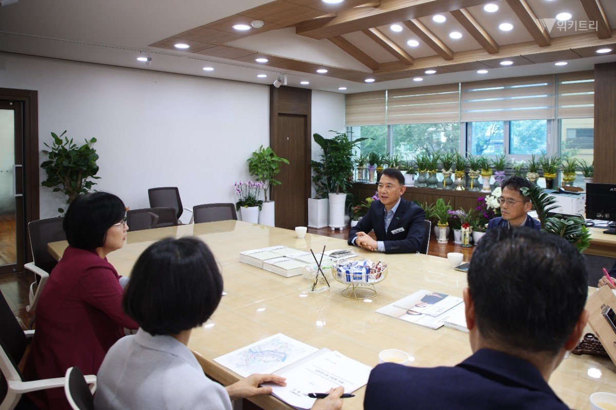 최현덕 시장이 이수희 구청장과 광역철도망 연계 및 환승 협력 방안을 논의하고 있다