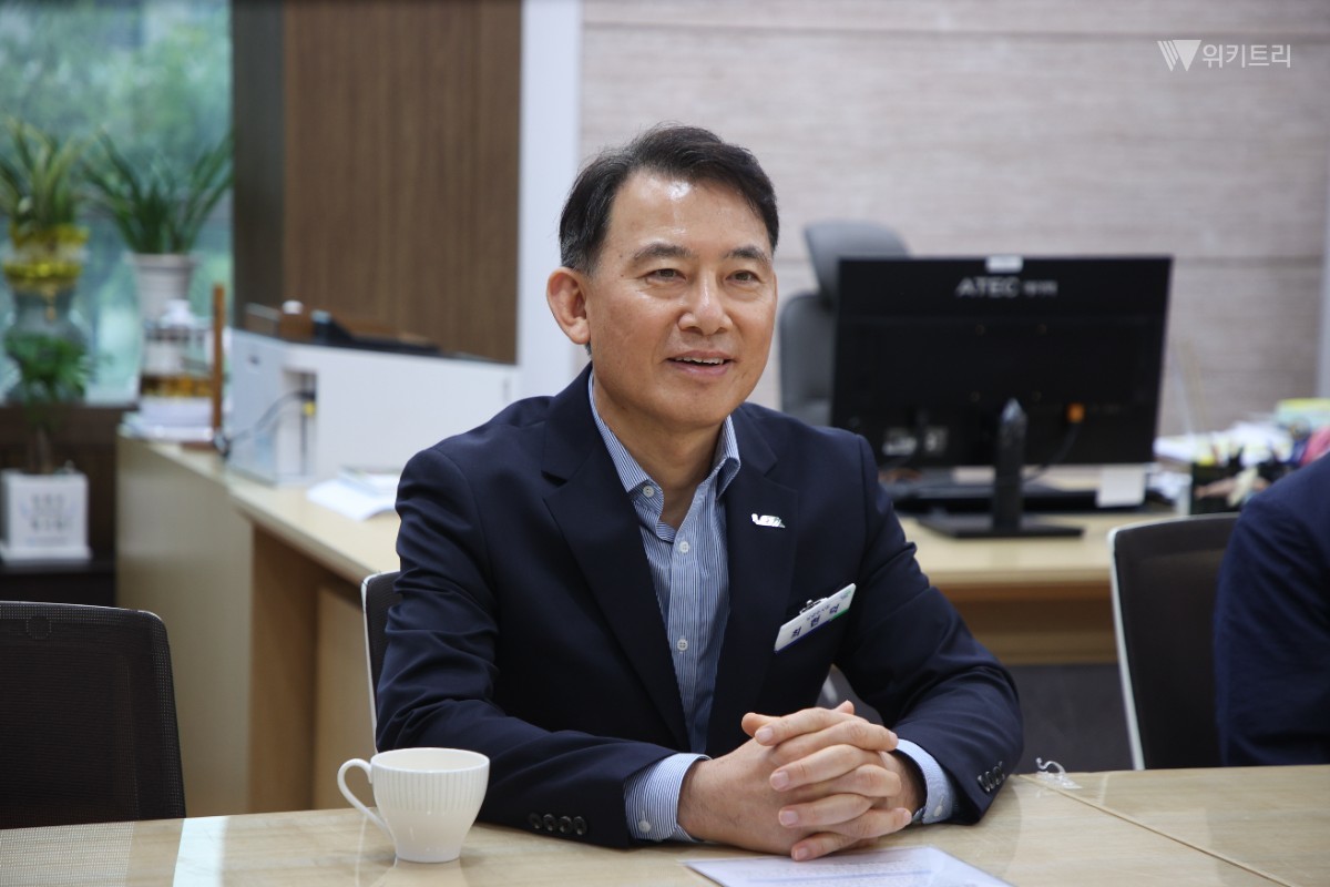 최현덕 시장이 시장 집무실에서 광역교통 현안을 논의 중이다