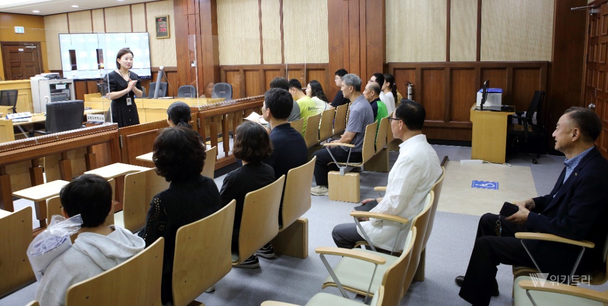 사단법인 광주특별시 지적발달장애인복지협회(회장 백석)와 호남사랑장학회는 지난 22일 오전 광주지방법원을 공식 방문하여 다채로운 법정 견학 및 재판 참관 프로그램을 성공적으로 진행했다. / 광주특별시 지적발달장애인복지협회