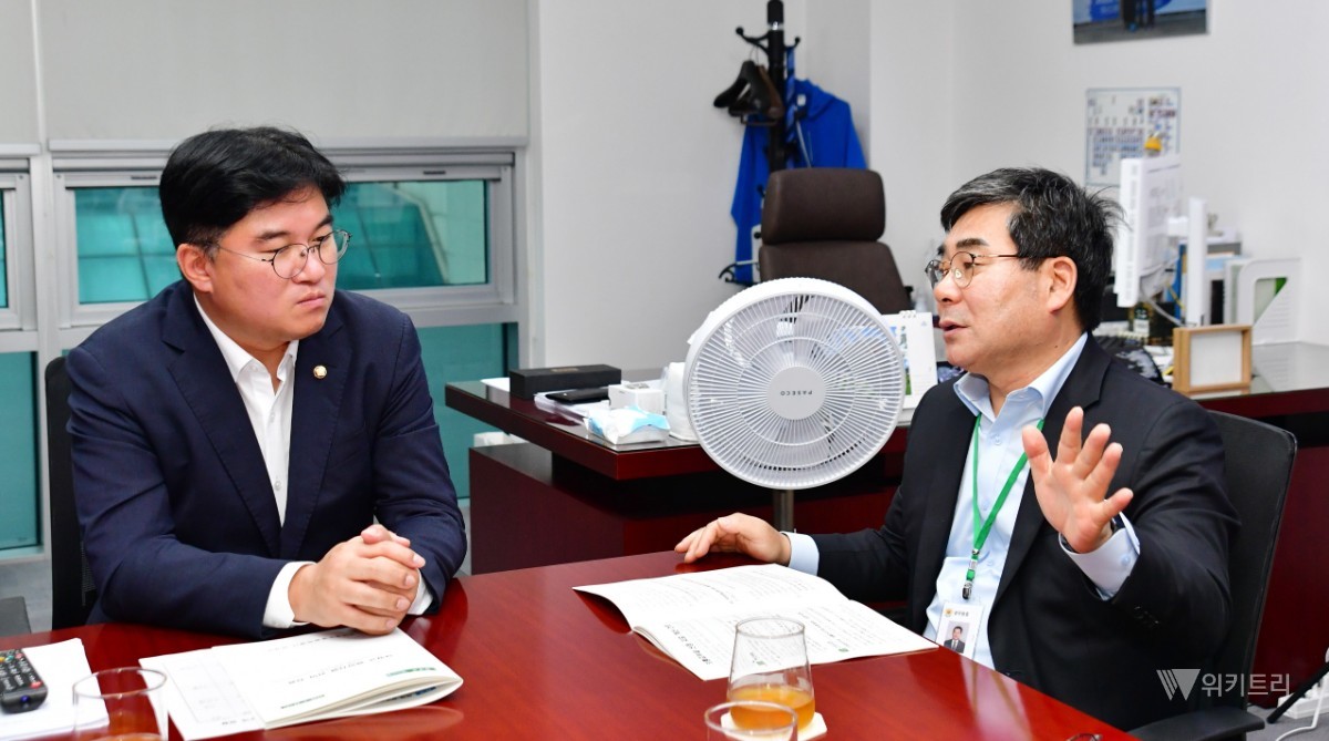 박종원 담양군수는 지난 22일 여의도 국회의사당을 찾아 지역 주요 현안 사업의 타당성을 피력하고 예산 확보를 위한 광폭 행보를 펼쳤다. 이날 박 군수는 정준호 의원과 면담을 가졌다. / 담양군