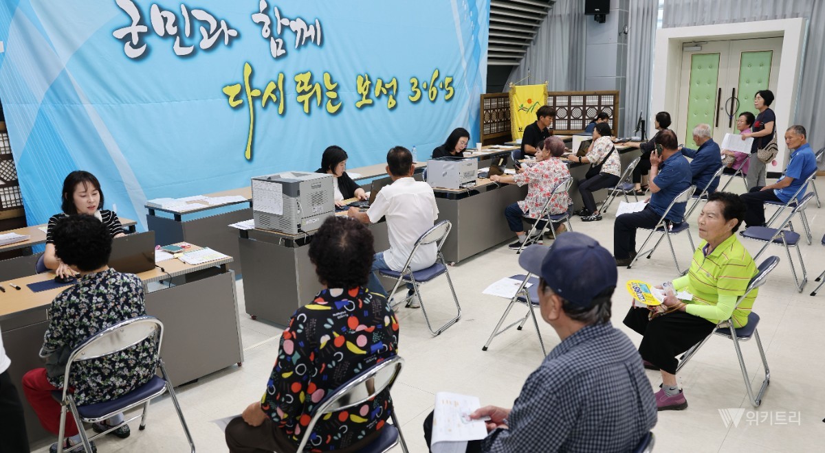 보성군은 지역 소멸 위기를 정면으로 돌파하기 위한 이번 기본소득 사업이 군민들의 폭발적인 호응 속에 순조롭게 첫발을 내디뎠다. / 보성군
