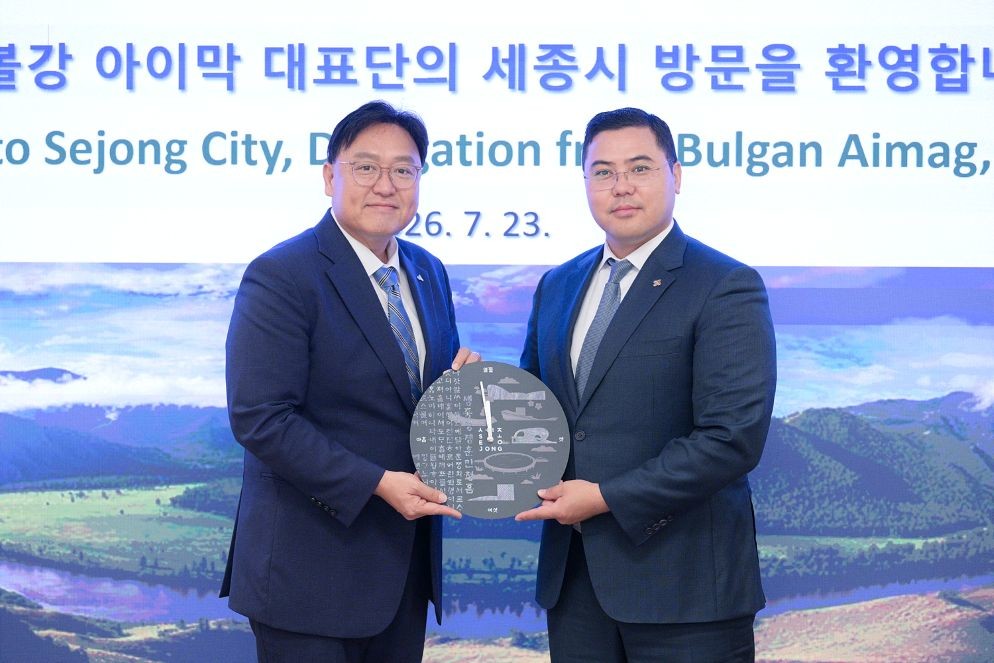 몽골_볼강_아이막_도지사_방문_왼쪽부터_조상호_시장__푸렙어치르_도지사 / 세종시