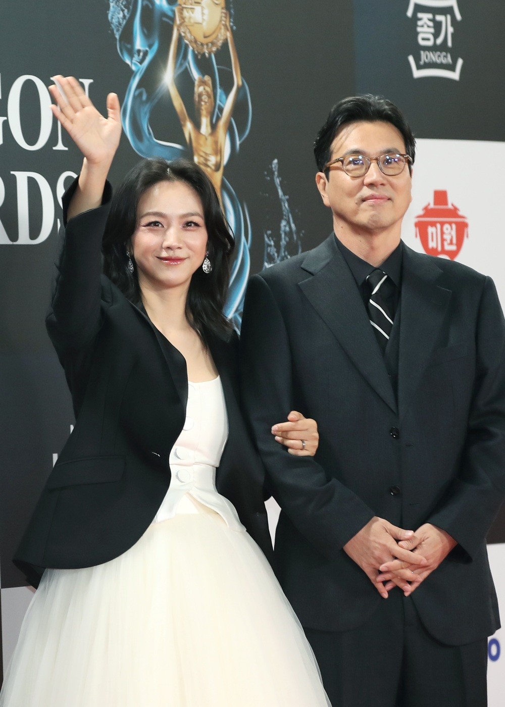 배우 탕웨이와 김태용 감독이 2024년 11월 29일 서울 영등포구 여의도 KBS홀에서 열린 제45회 청룡영화상 레드카펫 행사에 참석해 인사를 하고 있다. / 뉴스1