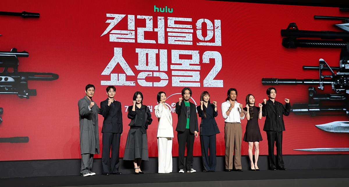 배우 조한선(왼쪽부터)과 오카다 마사키, 현리, 정윤하, 이권 감독, 금해나, 김민, 김혜준, 이동욱이 지난 20일 서울 영등포구 콘래드 서울 호텔에서 열린 디즈니+ 오리지널 시리즈 '킬러들의 쇼핑몰 시즌2' 제작발표회에서 포즈를 취하고 있다. '킬러들의 쇼핑몰 시즌2'는 혹독한 인수인계를 마치고 쇼핑몰 머더헬프의 새로운 대표가 된 지안이 살아 돌아온 진만과 함께 글로벌 세력 바빌론에 맞서 본격적인 반격을 펼치는 스타일리시 액션 시리즈다 / 뉴스1