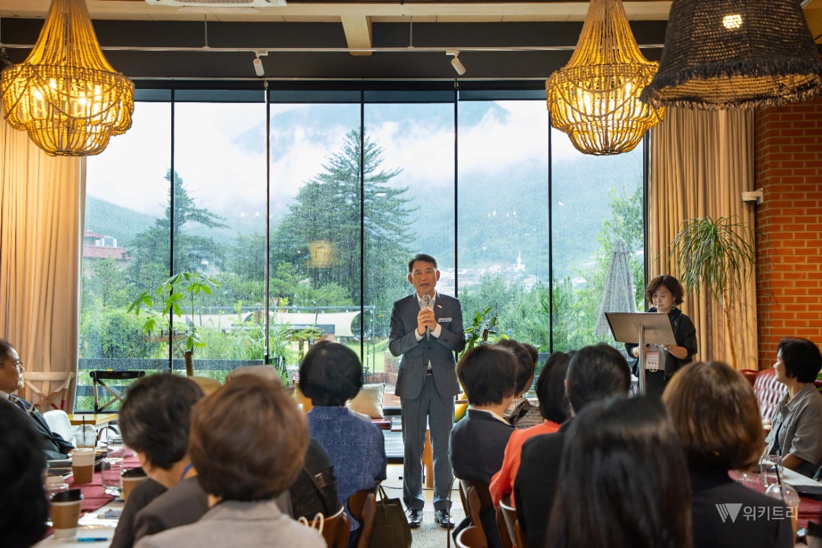 경기동부상공회의소 여성기업인위원회 월례회의 참가자들에게 인사말씀 중인 최현덕 시장