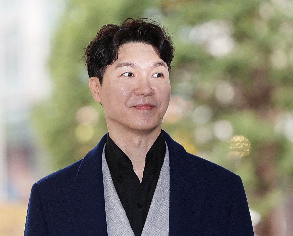 방송인 박수홍. 기사 이해를 돕기 위한 자료 사진. 서울서부지법 제1형사부(반정우 부장판사)는 23일 정보통신망법상 명예훼손 혐의로 기소된 형수 이 씨의 항소심에서 1심과 마찬가지로 벌금 1200만 원을 선고했다. 항소심 재판부는 형수 이 씨가 카카오톡 단체 대화방에 올린 메시지 등이 허위사실 적시에 해당한다고 판단했다.     앞서 1심 재판부는 형수 이 씨가 박수홍을 비방할 의도를 갖고 허위사실을 유포해 죄질이 불량하다며 벌금 1200만 원을 선고했다.    / 연합뉴스