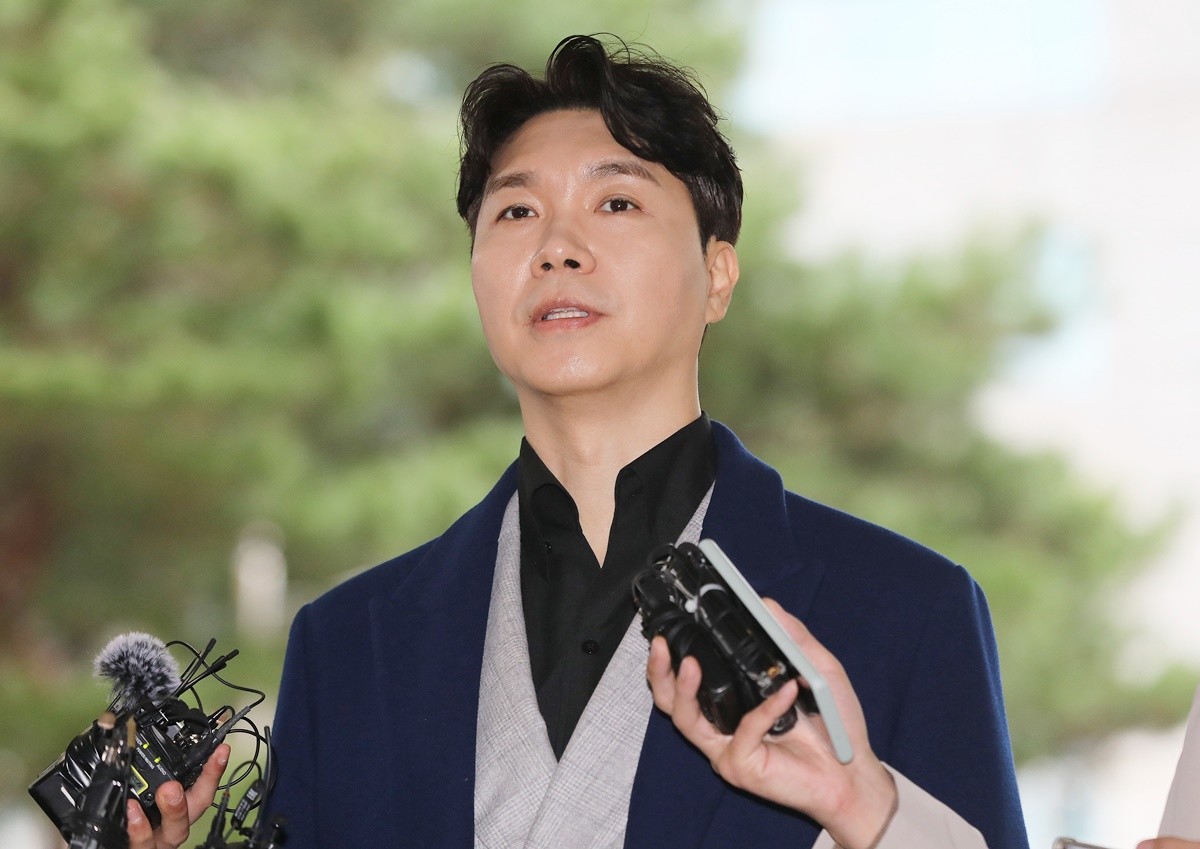 방송인 박수홍. 기사 이해를 돕기 위한 자료 사진. 서울서부지법 제1형사부(반정우 부장판사)는 23일 정보통신망법상 명예훼손 혐의로 기소된 형수 이 씨의 항소심에서 1심과 마찬가지로 벌금 1200만 원을 선고했다. 항소심 재판부는 형수 이 씨가 카카오톡 단체 대화방에 올린 메시지 등이 허위사실 적시에 해당한다고 판단했다. 앞서 1심 재판부는 형수 이 씨가 박수홍을 비방할 의도를 갖고 허위사실을 유포해 죄질이 불량하다며 벌금 1200만 원을 선고했다. / 뉴스1