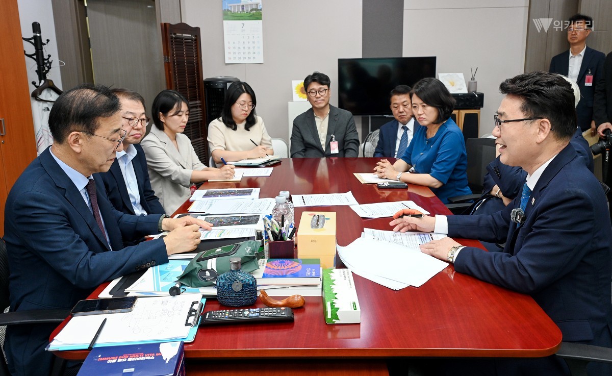 김원기 의정부시장이 7월 23일 국회에서 김윤덕 국토교통부 장관에게 8호선 의정부 연장 필요성에 대해 설명하고 있다