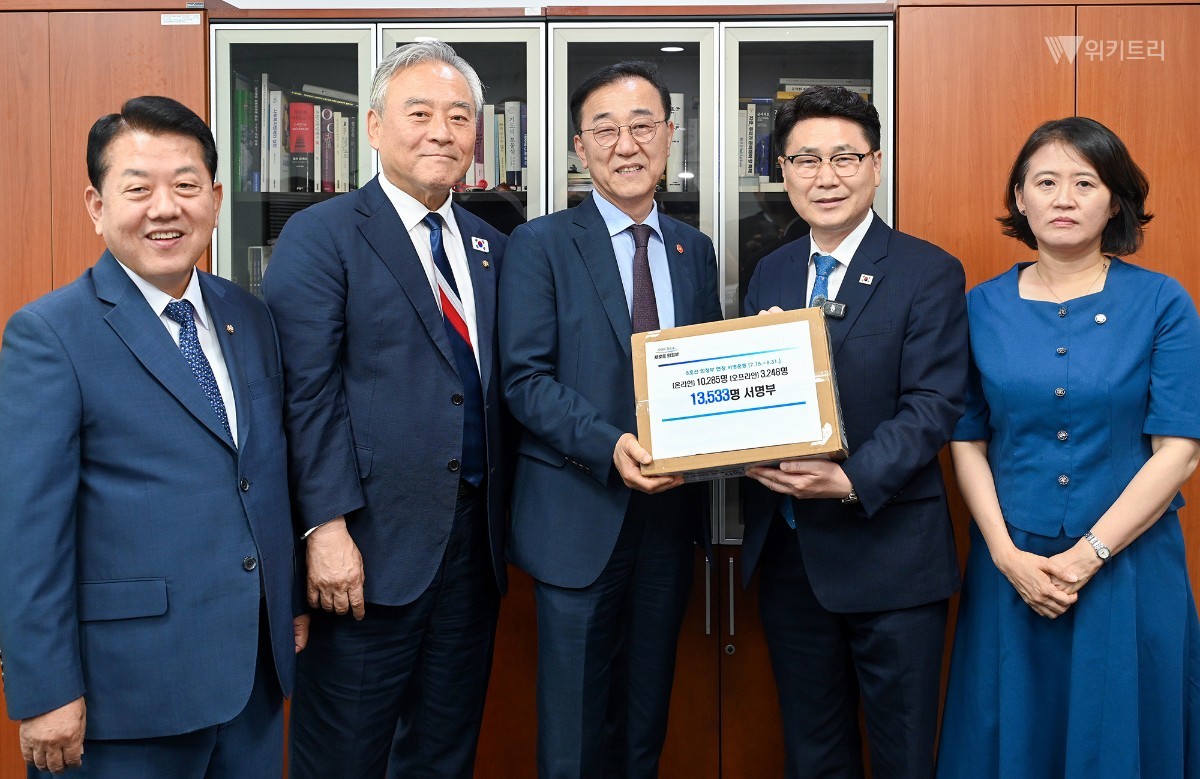 김원기 의정부시장이 7월 23일 국회에서 8호선 의정부 연장을 촉구하는 시민 서명부를 김윤덕 국토교통부 장관에게 전달한 뒤 함께 기념촬영을 하고 있다