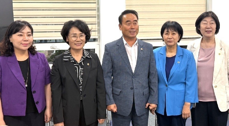 23일 대전시의회 기자실을 방문한 김민숙 운영위원장, 박은희 복지환경위원장, 조성칠 의장, 이나영 교육위원장, 하경옥(왼쪽부터) 산업건설위원장./사진=김지연 기자