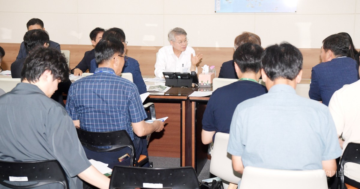민형배 시장이 23일 광주청사 집무실에서 '시민 기초생활 현안 점검회의'를 열고 상하수도, 생활폐기물, 전기·가스 등 시민의 일상생활과 밀접한 분야의 현안과 주요 과제를 종합적으로 점검했다. / 전남광주통합특별시