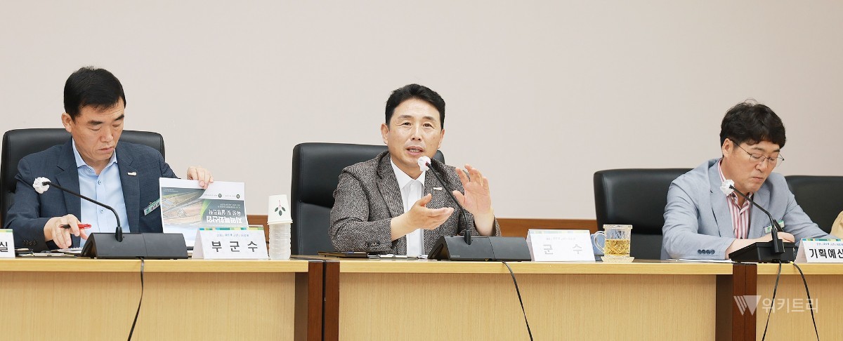 함평군은 23일 군청 소회의실에서 '함평군 지역특화 전략사업 발굴 연구용역 중간보고회'를 개최했다. / 함평군