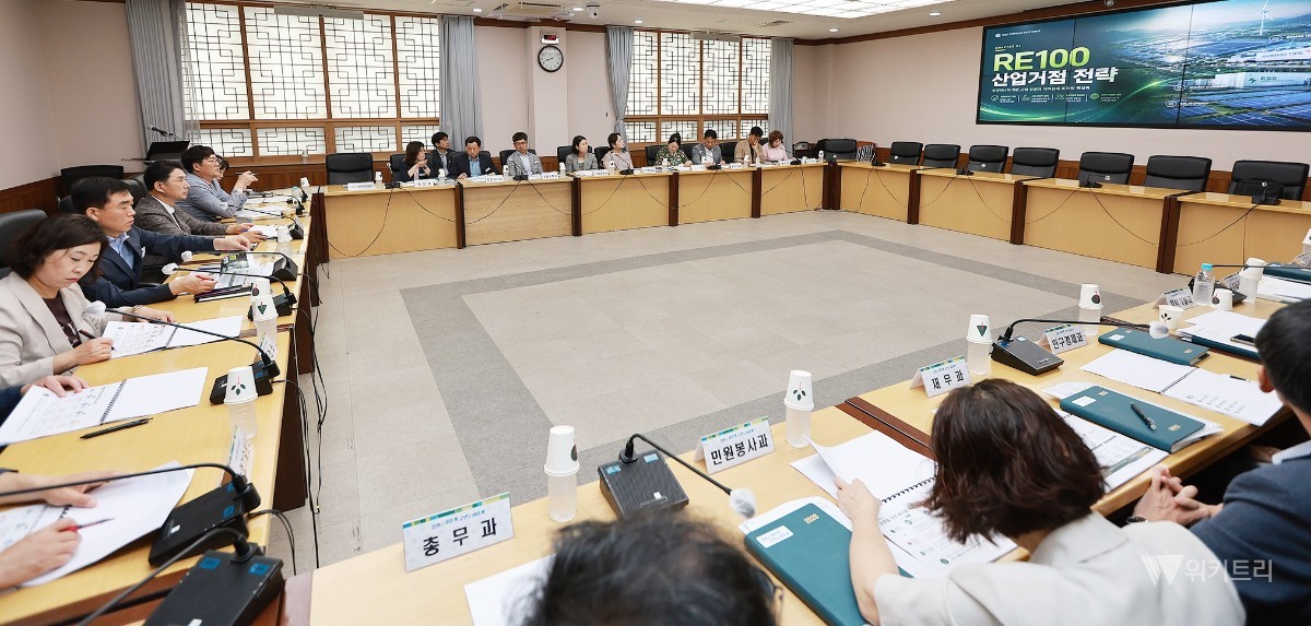 함평군은 23일 군청 소회의실에서 '함평군 지역특화 전략사업 발굴 연구용역 중간보고회'를 개최했다. / 함평군
