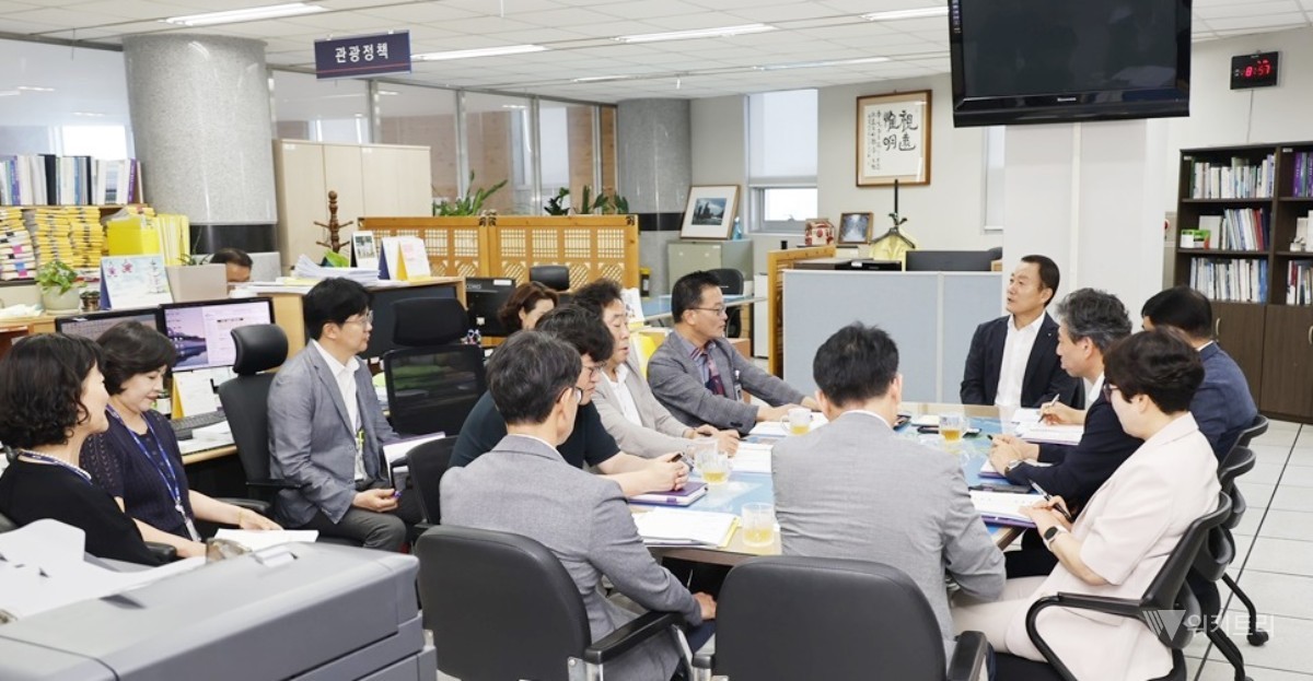23일 김태성 군수를 비롯해 부군수, 실·국장 등 주요 간부 공무원들이 문화관광과를 직접 찾아 '체류형 관광 활성화 대책'을 심도 있게 논의하는 핵심 전략회의를 가졌다. / 신안군