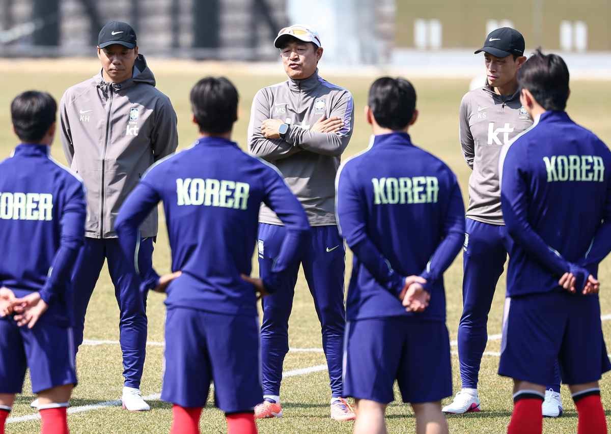 이민성 23세 이하(U-23) 축구대표팀 감독 지난 3월 충남 천안 코리아풋볼파크에서 열린 2026 아이치·나고야 아시안게임 대비 소집 훈련에서 선수들과 대화를 나누고 있다.   / 뉴스1