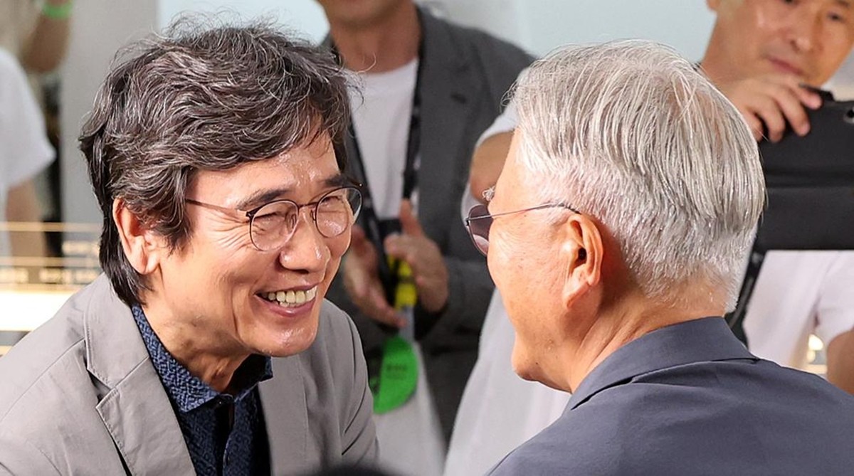 지난달 25일 유시민 작가(왼쪽)가 서울 강남구 코엑스에서 열린 서울국제도서전 ‘돌베개·평산책방’ 부스를 찾아 문재인 전 대통령과 악수하고 있다. / 뉴스1