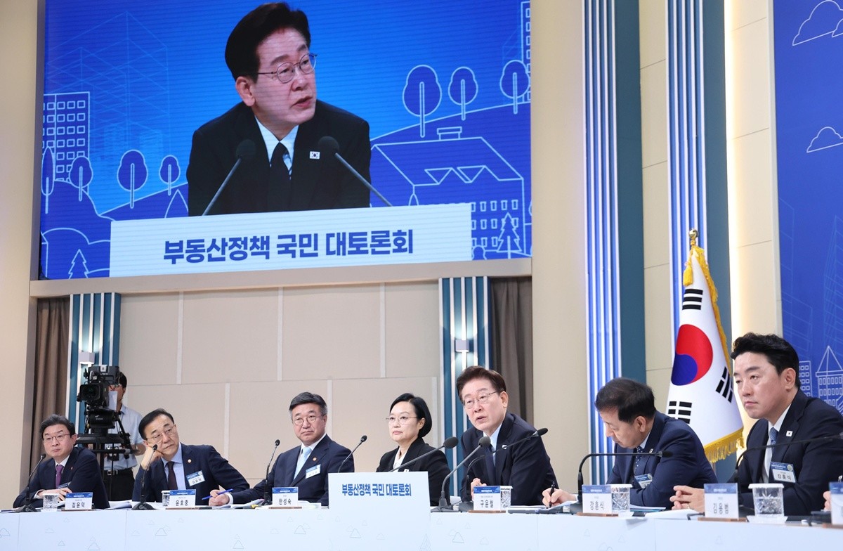 이재명 대통령이 23일 서울 여의도 KBS 별관에서 열린 부동산정책 국민 대토론회에서 발언하고 있다.  / 뉴스1