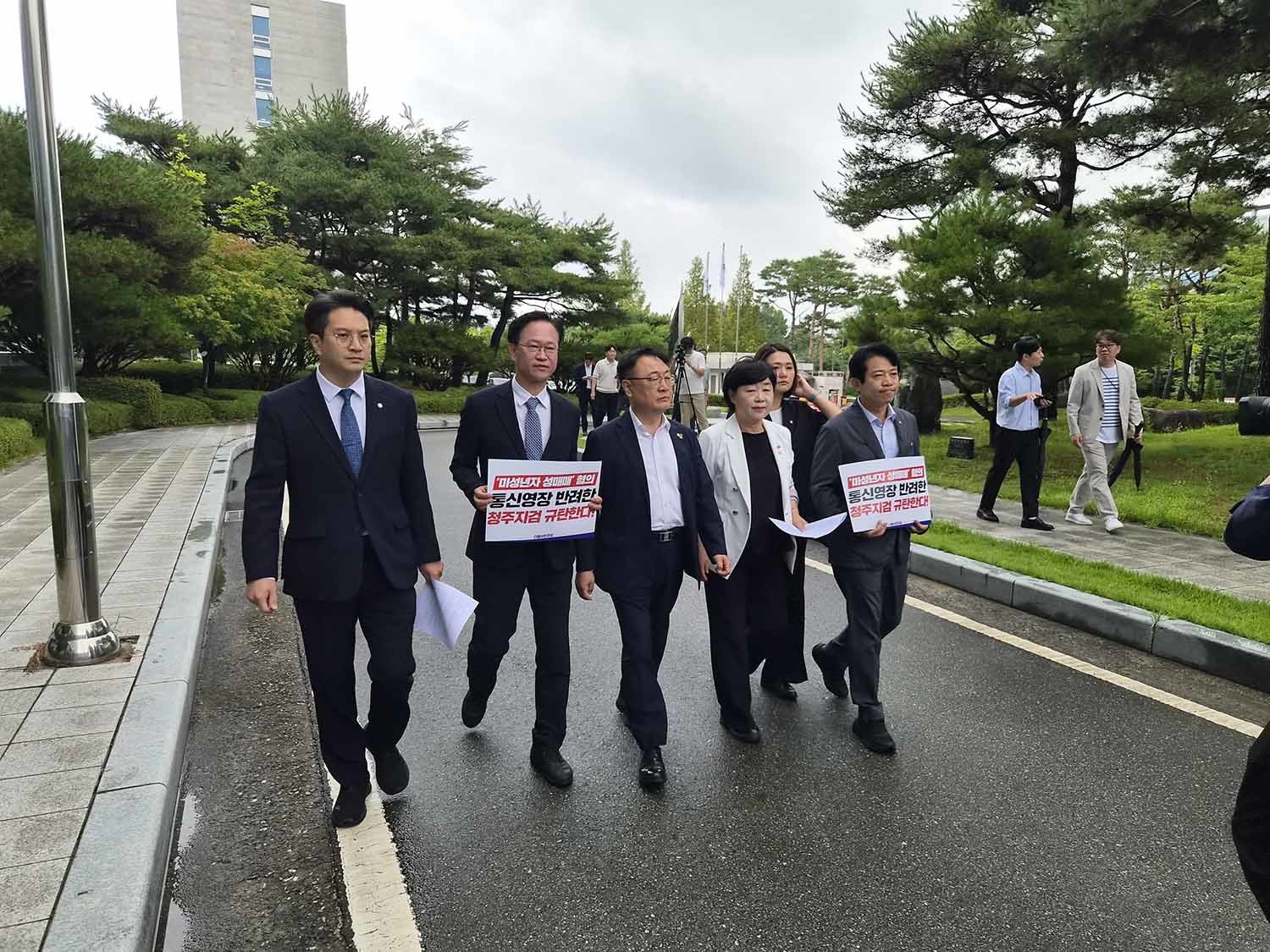 서영교 국회 법제사법위원장과 더불어민주당 지역구 국회의원 등이 22일 아동 성매매 혐의를 받는 최영중 전 청주시의원에 대한 통신영장을 반려한 충북 청주지검에 항의 방문하고 있다. / 뉴스1